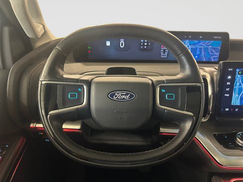 Used 2025 Ford Expedition Platinum AWD/4WD image 11