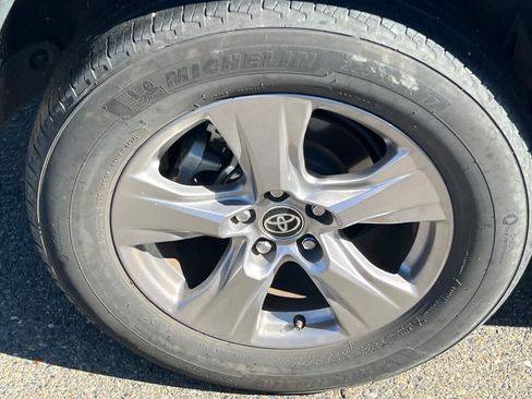Used 2025 Toyota RAV4 XLE AWD/4WD image 17
