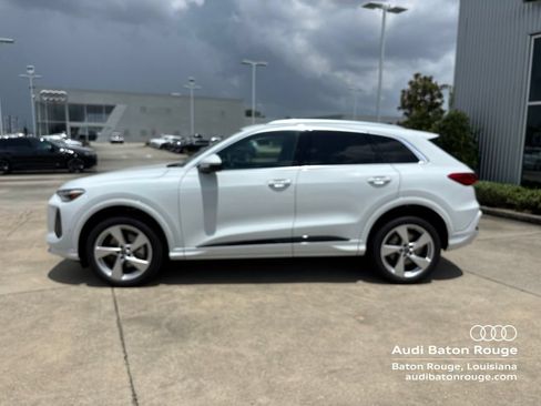 Used 2025 Audi Q5 Premium Plus w/ Premium Plus AWD/4WD image 2