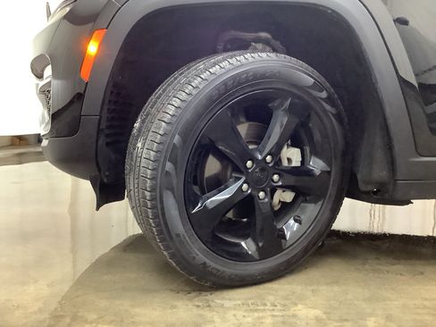 Used 2025 Jeep Grand Cherokee Limited w/ Black Appearance Package AWD/4WD image 26