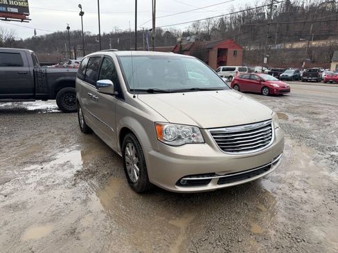 Used 2012 Chrysler Town & Country Touring-L w/ Driver Convenience Group image 6