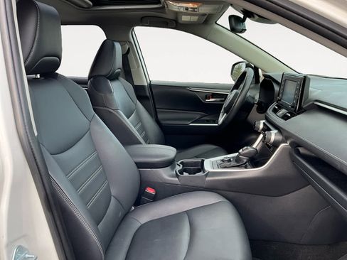 Used 2021 Toyota RAV4 XLE Premium image 17