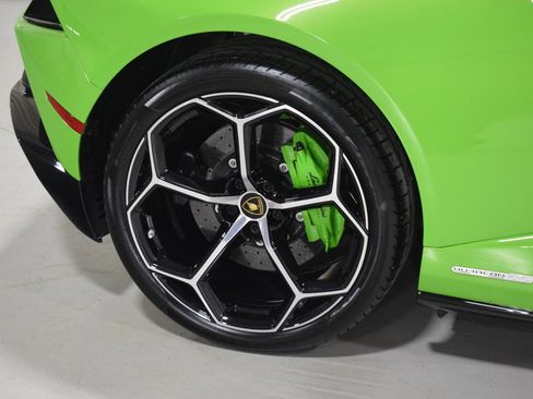 Used 2020 Lamborghini Huracan EVO image 18