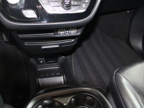 Used 2025 Chrysler Pacifica Select FWD image 42