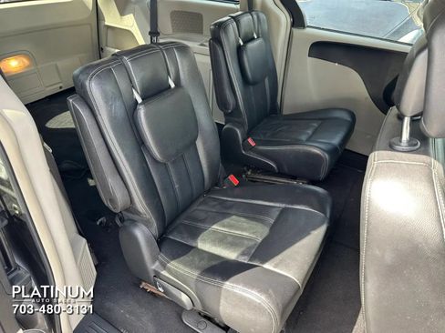 Used 2015 Chrysler Town & Country Touring FWD image 13