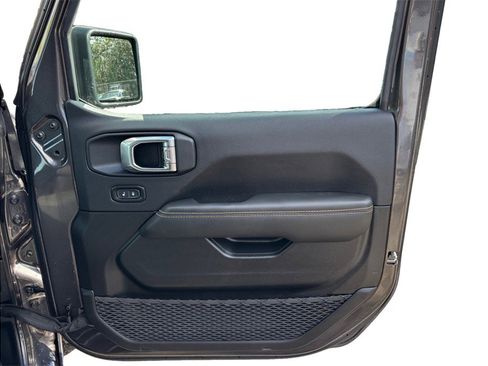 Used 2025 Jeep Wrangler Unlimited Sahara image 38