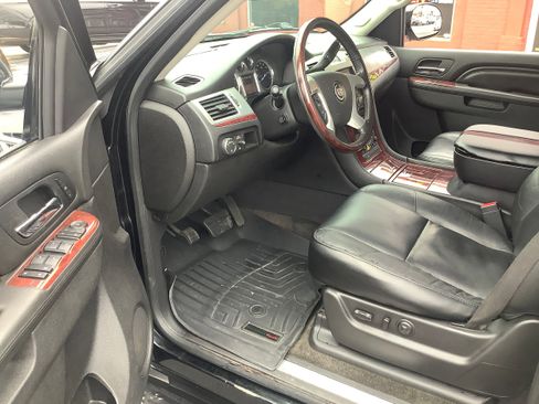 Used 2011 Cadillac Escalade Luxury image 11