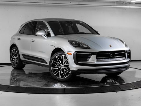 Certified 2025 Porsche Macan image 9