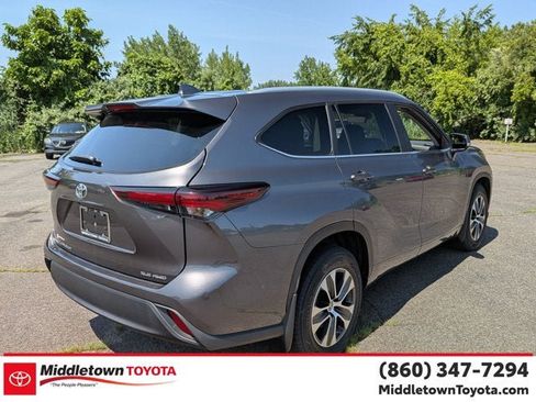 Certified 2024 Toyota Highlander XLE AWD/4WD image 3