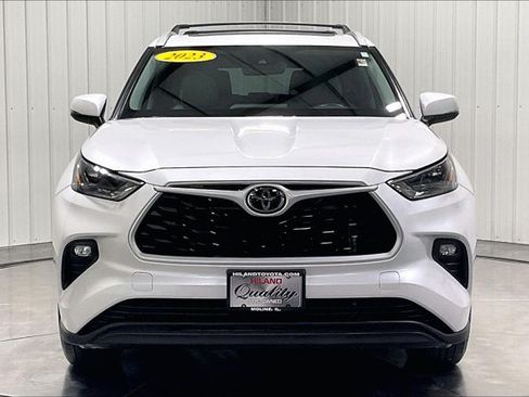 Used 2023 Toyota Highlander XLE AWD/4WD image 2