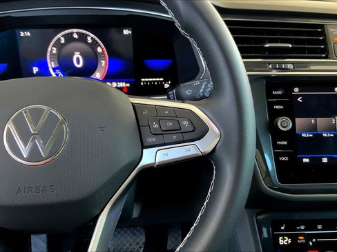 Used 2022 Volkswagen Tiguan SE w/ Panoramic Sunroof Package image 25