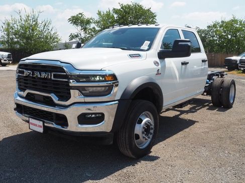 New 2026 RAM 5500 Tradesman w/ Chrome Appearance Group image 2