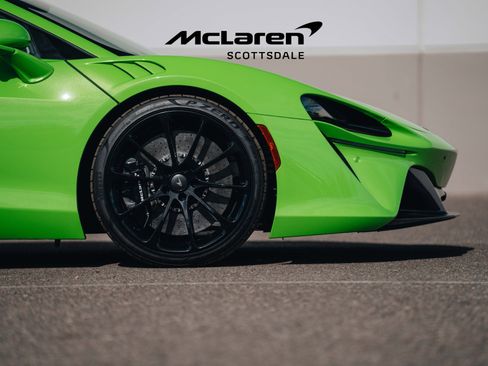 Used 2025 McLaren Artura image 22