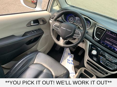 Used 2022 Chrysler Pacifica Touring-L FWD image 26