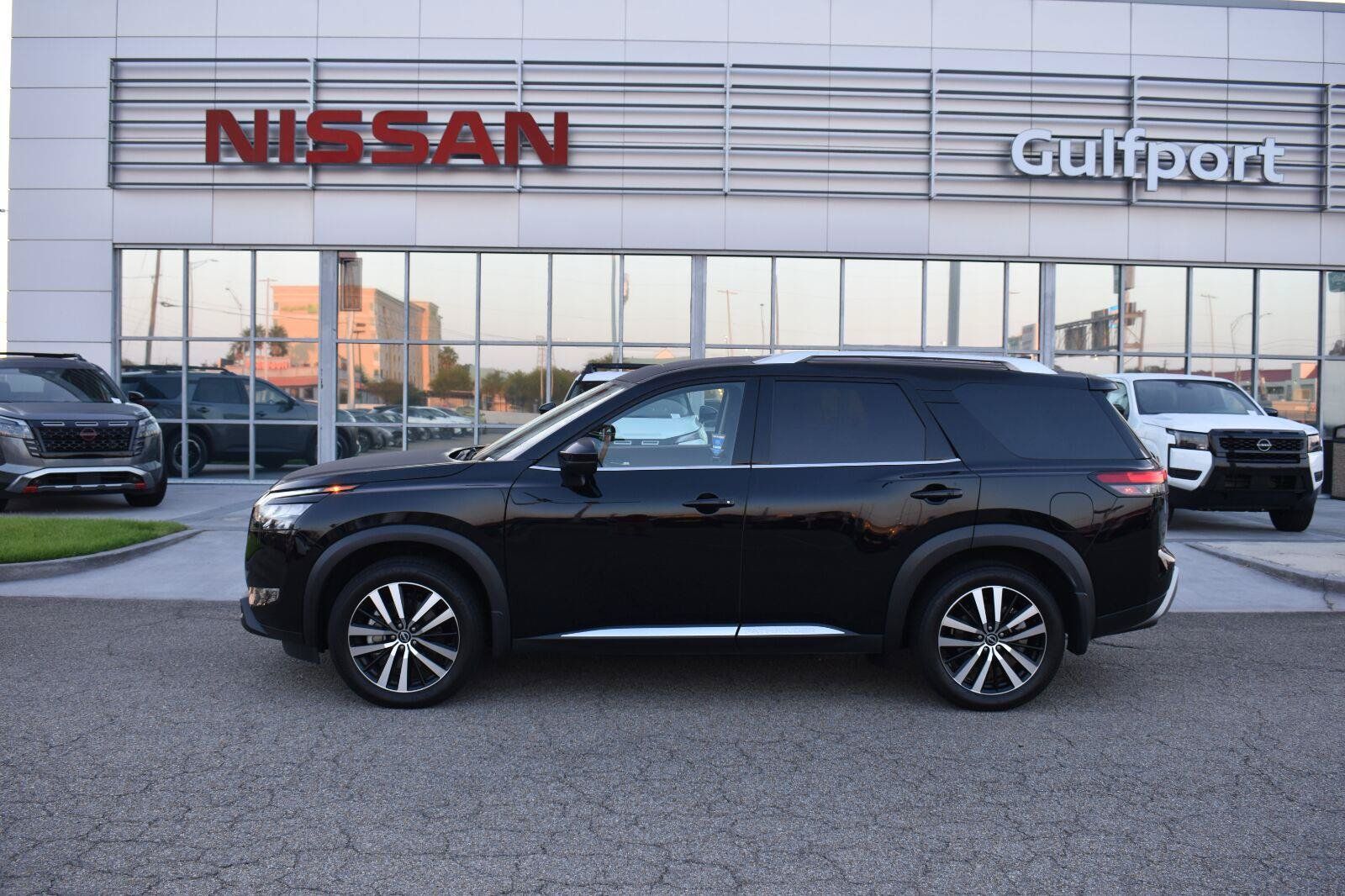 Used 2025 Nissan Pathfinder Platinum w/ Black Appearance Package FWD image 4