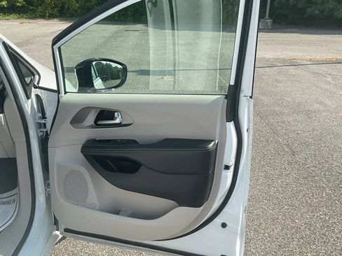 Used 2024 Chrysler Pacifica Touring-L FWD image 26