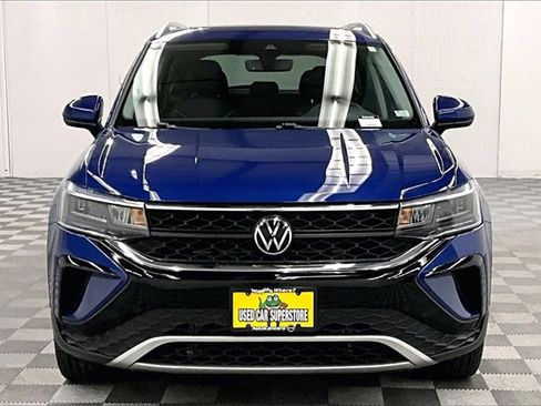 Used 2023 Volkswagen Taos SE w/ Panoramic Sunroof Package image 3