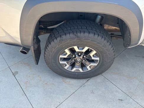 Used 2017 Toyota Tacoma TRD Off-Road w/ Tow Package (A/T) AWD/4WD image 9