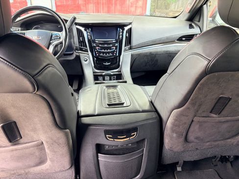 Used 2017 Cadillac Escalade ESV Platinum AWD/4WD image 13