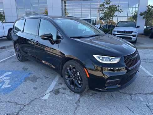 New 2026 Chrysler Pacifica Select image 6