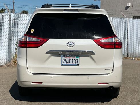 Used 2017 Toyota Sienna Limited Premium FWD image 4