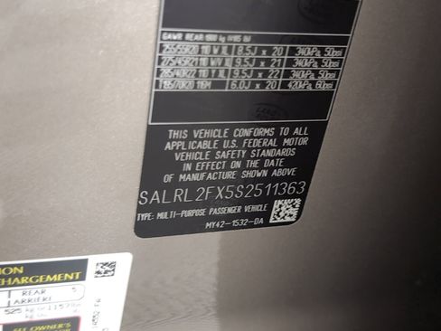 Used 2025 Land Rover Discovery Dynamic SE image 17