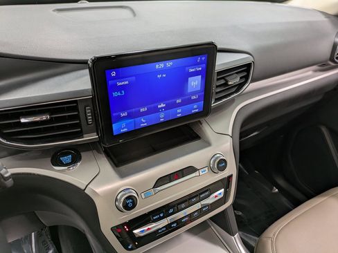 Used 2022 Ford Explorer XLT w/ Equipment Group 202A image 11