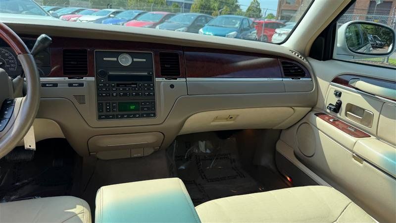 Used 2005 Lincoln Town Car Signature Limited RWD image 24