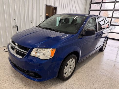 Used 2018 Dodge Grand Caravan SE w/ UConnect Hands-Free Group FWD image 3