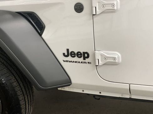 Used 2025 Jeep Wrangler Sport S AWD/4WD image 10
