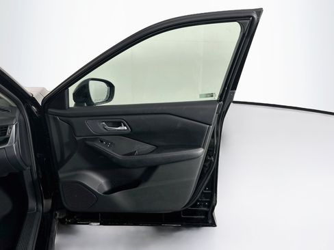 Used 2025 Nissan Rogue SV FWD image 32