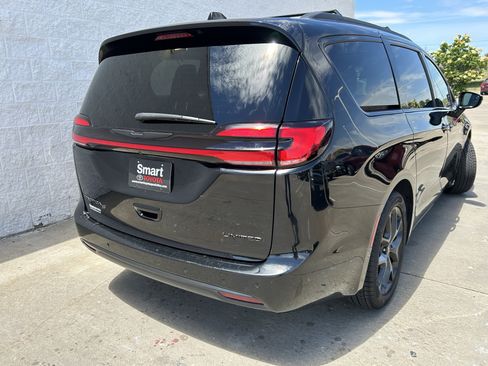 Used 2025 Chrysler Pacifica Limited FWD image 6