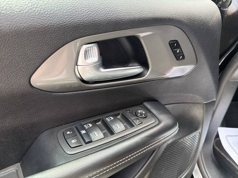 Used 2025 Chrysler Pacifica Select FWD image 13