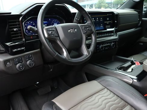 Used 2025 Chevrolet Silverado 2500 ZR2 w/ Technology Package AWD/4WD image 3