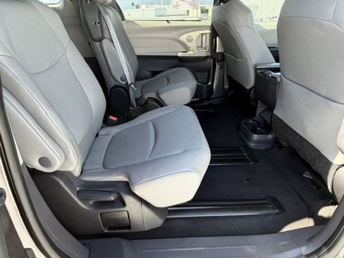 Certified 2022 Toyota Sienna XLE FWD image 18