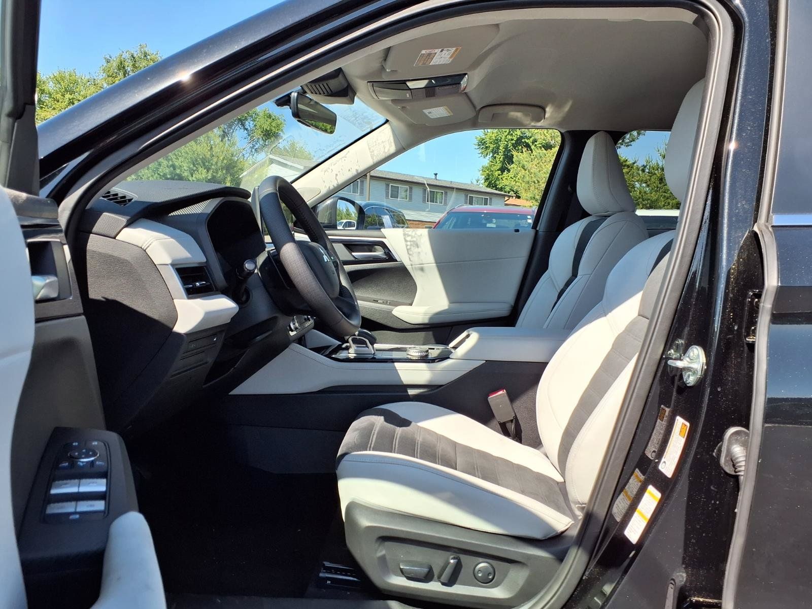 Used 2025 Mitsubishi Outlander SE FWD image 19