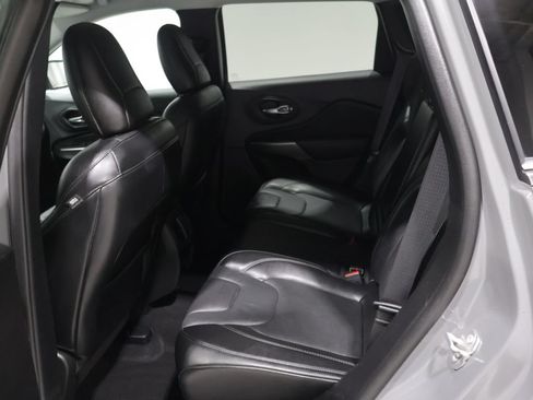 Used 2021 Jeep Cherokee Latitude Lux w/ Comfort/Convenience Group AWD/4WD image 18