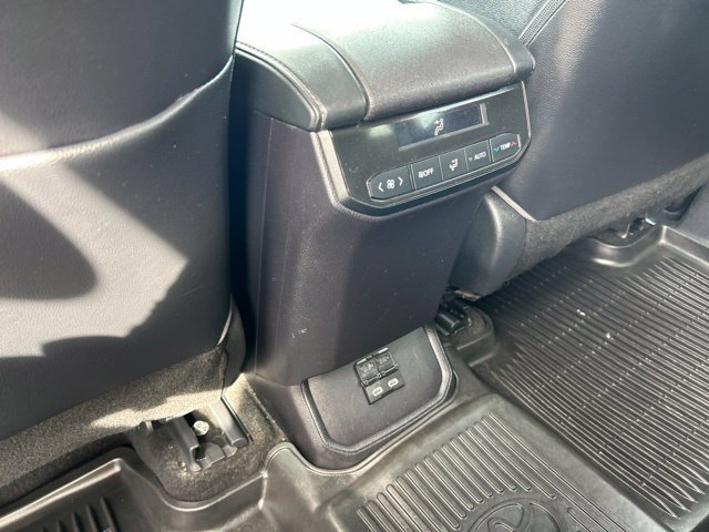 Used 2023 Toyota Highlander XLE AWD/4WD image 13