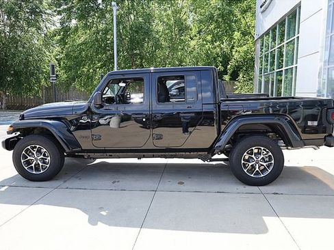 New 2025 Jeep Gladiator Sport image 4
