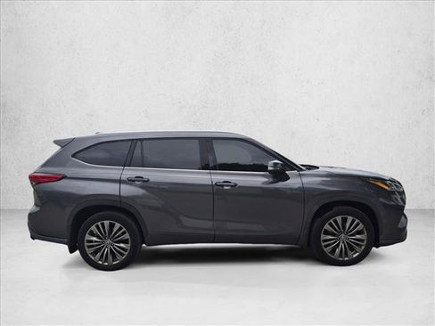 Used 2021 Toyota Highlander Platinum AWD/4WD image 3