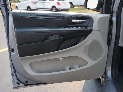 Used 2018 Dodge Grand Caravan SE w/ UConnect Hands-Free Group FWD image 14