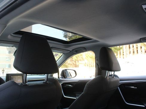 Used 2019 Toyota RAV4 XLE w/ Convenience Package image 18