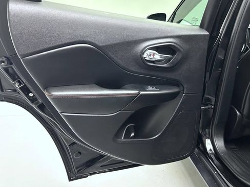 Used 2019 Jeep Cherokee Trailhawk w/ Cold Weather Group AWD/4WD image 20