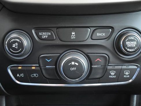 Used 2015 Jeep Cherokee Latitude w/ Cold Weather Group AWD/4WD image 29