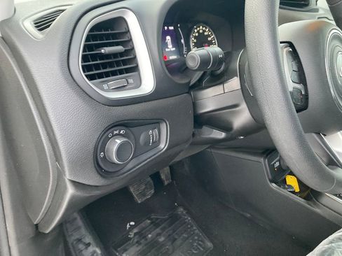 Used 2019 Jeep Renegade Sport image 17