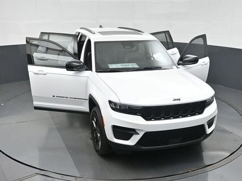 New 2025 Jeep Grand Cherokee Altitude AWD/4WD image 45