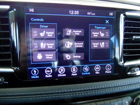 Used 2018 Chrysler Pacifica Limited w/ Tire & Wheel Group image 32