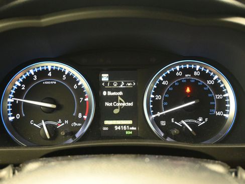 Used 2019 Toyota Highlander SE w/ Carpet Mat Package (TMS) image 10