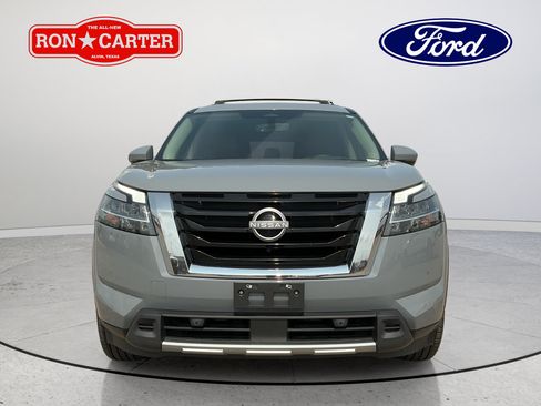 Used 2024 Nissan Pathfinder Platinum FWD image 2