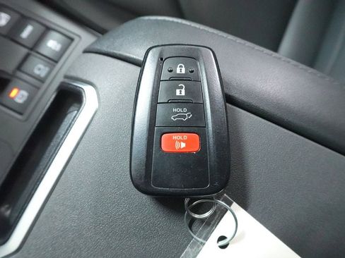 Used 2023 Toyota Highlander XLE AWD/4WD image 19